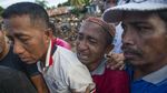Momen Evakuasi Korban Banjir Bandang di Adonara