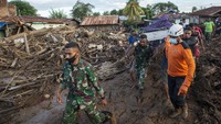 Hingga kini setidaknya 500 unit rumah rusak berat akibat bencana alam yang melanda Kabupaten Alor dan Pulau Adonara. Sementara, untuk Kabupaten Lembata, lebih dari 300 unit rumah mengalami kerusakan.
