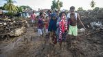 Momen Evakuasi Korban Banjir Bandang di Adonara