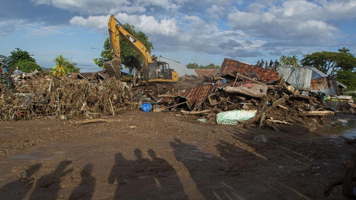 Petugas menggunakan excavator untuk mencari korban banjir bandang di Adonara Timur, Kabupaten Flores Timur, Nusa Tenggara Timur, Selasa (6/4/2021).  Banjir bandang yang menerjang Adonara pada Minggu (4/4) kemarin telah menyebabkan puluhan orang meninggal dunia dan ratusan warga lainnya terpaksa mengungsi. ANTARA FOTO/Aditya Pradana Putra/wsj.