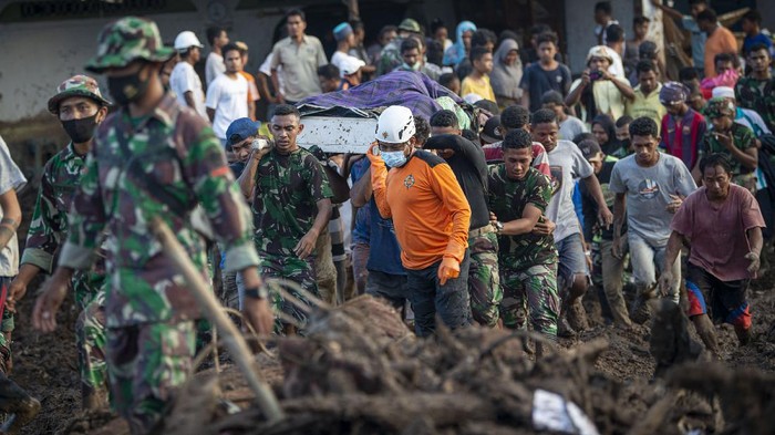 EVAKUASI KORBAN BANJIR BANDANG DI ADONARA FLORES TIMUR Petugas menggunakan excavator untuk mencari korban banjir bandang di Adonara Timur, Kabupaten Flores Timur, Nusa Tenggara Timur, Selasa (6/4/2021). Banjir bandang yang menerjang Adonara pada Minggu (4/4) kemarin telah menyebabkan puluhan orang meninggal dunia dan ratusan warga lainnya terpaksa mengungsi. ANTARA FOTO/Aditya Pradana Putra/wsj.