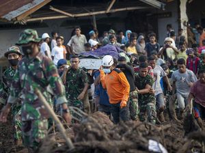 Momen Evakuasi Korban Banjir Bandang di Adonara