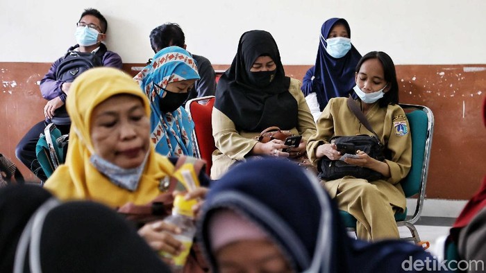 Petugas memberikan vaksin kepada ratusan tenaga pendidik di kawasan Gor Tanjung Priok, Sunter, Jakarta Utara, Selasa (6/4).