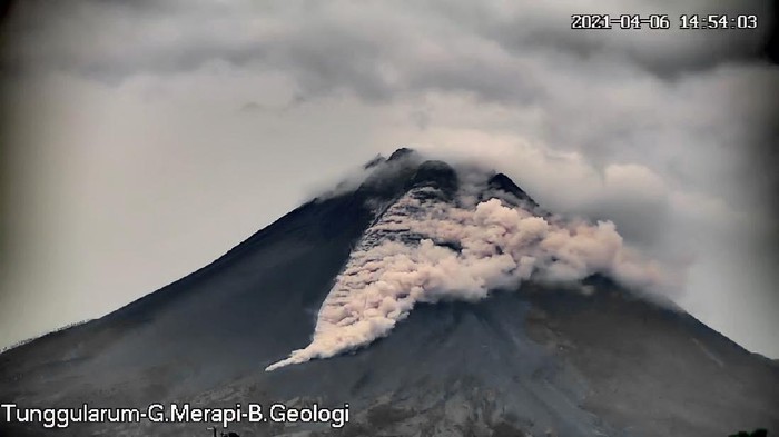 Gunung Merapi erupsi dengan meluncurkan awan panas, Selasa (6/4/2021).