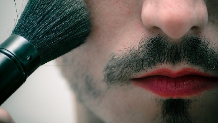 Men making up himself