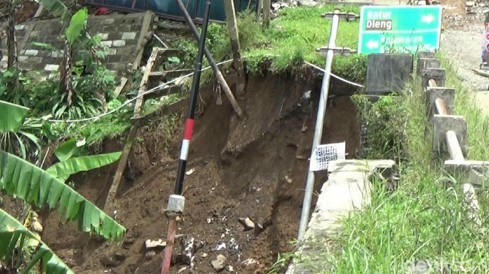 Jembatan Kali Bojong menuju Dieng ambrol