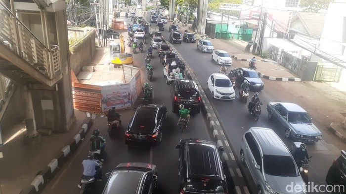 Jl Kapten P Tendean arah Pancoran macet akibat proyek galian manhole SJUT, 6 April 2021. (Afzal NI/detikcom)