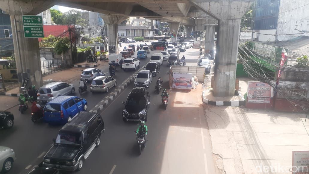 Jl Kapten P Tendean arah Pancoran macet akibat proyek galian manhole SJUT, 6 April 2021. (Afzal NI/detikcom)