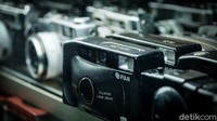 Ada berbagai jenis kamera jadul yang dijual, mulai dari Analog SLR, TLR, kamera film otomatis, sampai polaroid. (Foto: Andhika Prasetia/detikcom)