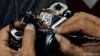 Sementara itu, jasa servis kamera analog pun masih terus berjalan walaupun saat ini sudah memasuki era digital. (Foto: Andhika Prasetia/detikcom)
