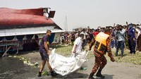 Sekitar 21 jenazah korban telah dievakuasi dari sungai. Kepolisian dan sejumlah pejabat setempat menyebut beberapa penumpang berhasil berenang ke tepi sungai. AP Photo/Mushfiqul Alam