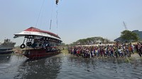 Tim penyelamat menarik kapal feri yang tenggelam setelah ditabrak kapal kargo di Sungai Shitalakkhya, distrik Narayanganj, Bangladesh, Senin (5/4/2021) waktu setempat. AP Photo/Mushfiqul Alam