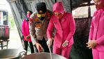 Kapolda dan Ketua Bhayangkari NTB Beri Bantuan untuk Korban Banjir Bima