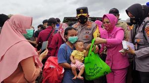 Kapolda dan Ketua Bhayangkari NTB Beri Bantuan untuk Korban Banjir Bima