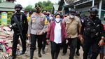 Kapolda dan Ketua Bhayangkari NTB Beri Bantuan untuk Korban Banjir Bima