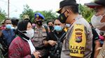 Kapolda dan Ketua Bhayangkari NTB Beri Bantuan untuk Korban Banjir Bima