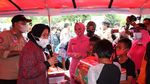 Kapolda dan Ketua Bhayangkari NTB Beri Bantuan untuk Korban Banjir Bima