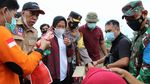 Kapolda dan Ketua Bhayangkari NTB Beri Bantuan untuk Korban Banjir Bima