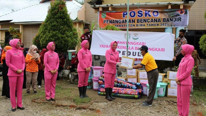 Kapolda dan Ketua Bhayangkari NTB Beri Bantuan untuk Korban Banjir Bima Bencana banjir dan tanah longsor baru saja melanda di Provinsi Nusa Tenggara Barat, termasuk Kabupaten Bima. Untuk itu, Kapolda NTB beserta Ketua Bhayangkari Daerah NTB menyalurkan bantuan pada masyarakat terdampak banjir bandang.
