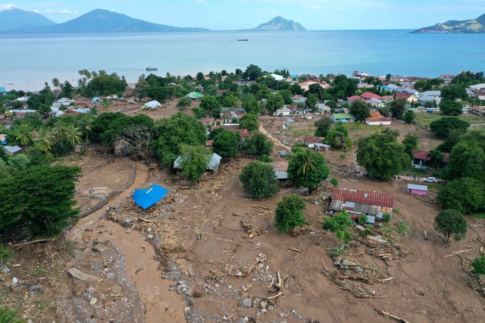 Foto udara situasi terakhir kerusakan yang diakibatkan banjir bandang di Waiwerang, Adonara Timur, Kabupaten Flores Timur, Nusa Tenggara Timur, Selasa (6/4/2021). Berdasarkan data pemerintah setempat hingga Selasa siang, sebanyak 50  orang meninggal dunia, 29 orang masih hilang, dan ratusan warga mengungsi akibat banjir yang terjadi pada Minggu (4/4). ANTARA FOTO/Aditya Pradana Putra/foc.