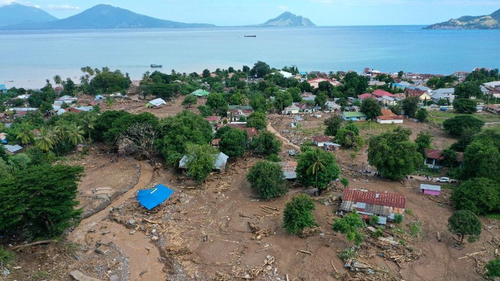 Foto udara situasi terakhir kerusakan yang diakibatkan banjir bandang di Waiwerang, Adonara Timur, Kabupaten Flores Timur, Nusa Tenggara Timur, Selasa (6/4/2021). Berdasarkan data pemerintah setempat hingga Selasa siang, sebanyak 50  orang meninggal dunia, 29 orang masih hilang, dan ratusan warga mengungsi akibat banjir yang terjadi pada Minggu (4/4). ANTARA FOTO/Aditya Pradana Putra/foc.
