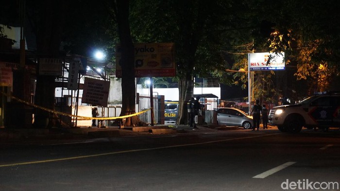Koper misterius yang ditipkan pria tak dikenal di warung gado-gado, Desa Tunggalpager, Pungging, Mojokerto dipastikan tidak berisi bom. Polisi masih memburu pemilik koper tersebut untuk mengungkap motifnya.