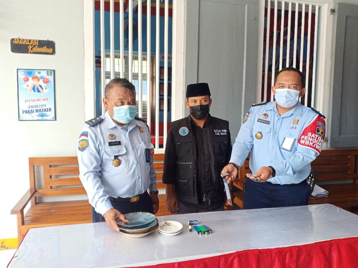 Petugas gabungan menggelar razia terhadap warga binaan di Lapas Ngawi. Sejumlah benda yang dinilai berbahaya ditemukan.