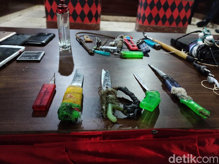 Petugas gabungan melakukan penggeledahan di Lapas Sidoarjo. Petugas menemukan 7 pisau tajam yang terbuat dari sendok makan.