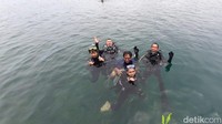 Tak hanya menikmati pemandangan bawah laut, para penyelam juga bisa ikut merawat terumbu karang yang ada di dasar laut. Caranya dengan ikut membudidayakan terumbu karang untuk melestarikan beragam biota laut di perairan laut Muara Badak (Suriyatman/detikTravel)