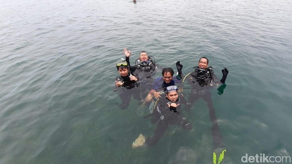 Tak hanya menikmati pemandangan bawah laut, para penyelam juga bisa ikut merawat terumbu karang yang ada di dasar laut. Caranya dengan ikut membudidayakan terumbu karang untuk melestarikan beragam biota laut di perairan laut Muara Badak (Suriyatman/detikTravel) Tak hanya menikmati pemandangan bawah laut, para penyelam juga bisa ikut merawat terumbu karang yang ada di dasar laut. Caranya dengan ikut membudidayakan terumbu karang untuk melestarikan beragam biota laut di perairan laut Muara Badak (Suriyatman/detikTravel)