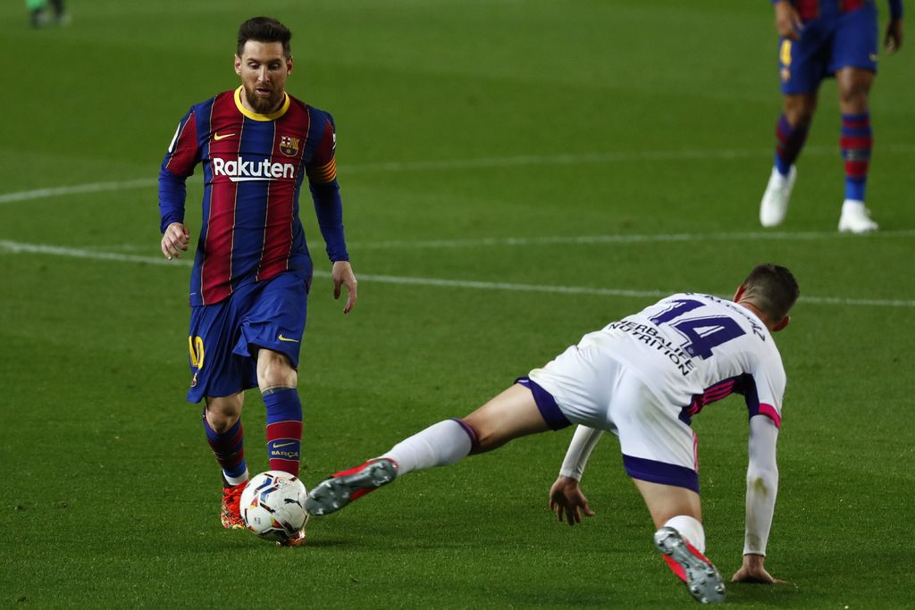 Barcelona's Lionel Messi prepares to takes a free kick during the Spanish La Liga soccer match between FC Barcelona and Valladolid CF at the Camp Nou stadium in Barcelona, Spain, Monday, April 5, 2021. (AP Photo/Joan Monfort)