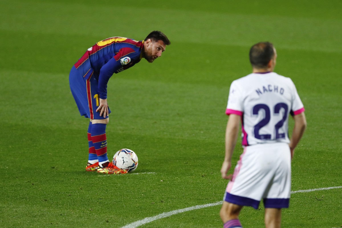 Lionel Messi Nyaris Dizalimi Wasit (AP/Joan Monfort)