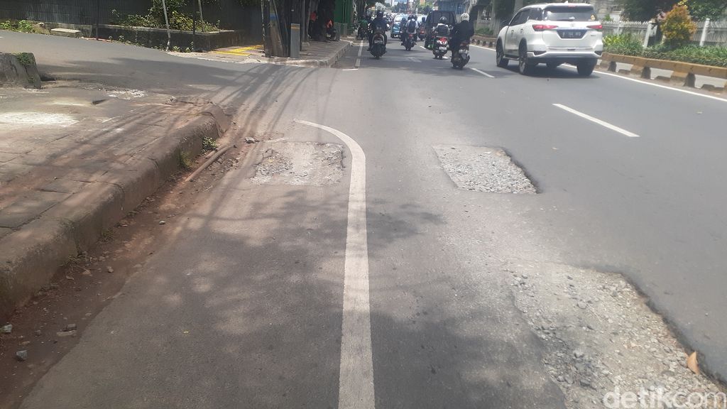 Lubang-lubang di Jl Mampang Prapatan Raya, Jaksel, 6 April 2021. (Afzal Nur Iman/detikcom)