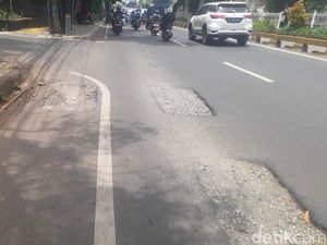 32 Lubang Bekas Galian Manhole Jl Mampang Prapatan Belum Ditambal