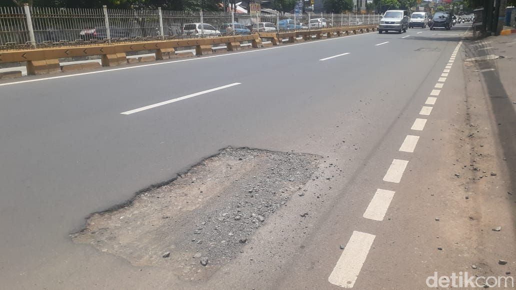 Lubang-lubang di Jl Mampang Prapatan Raya, Jaksel, 6 April 2021. (Afzal Nur Iman/detikcom)