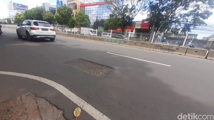 Lubang-lubang di Jl Mampang Prapatan Raya, Jaksel, 6 April 2021. (Afzal Nur Iman/detikcom)