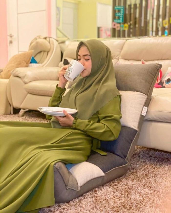 Mantul! Ria Ricis Paling Doyan Makan Ayam Goreng dan Mie Instan