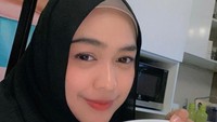 Berusaha untuk menaikkan berat badannya, Ria berusaha menghabiskan nasi putih yang ada di piringnya. Foto: Instagram Ria Ricis