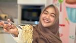 Mantul! Ria Ricis Paling Doyan Makan Ayam Goreng dan Mie Instan