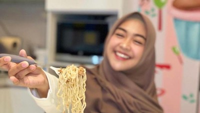 Mantul! Ria Ricis Paling Doyan Makan Ayam Goreng dan Mie Instan