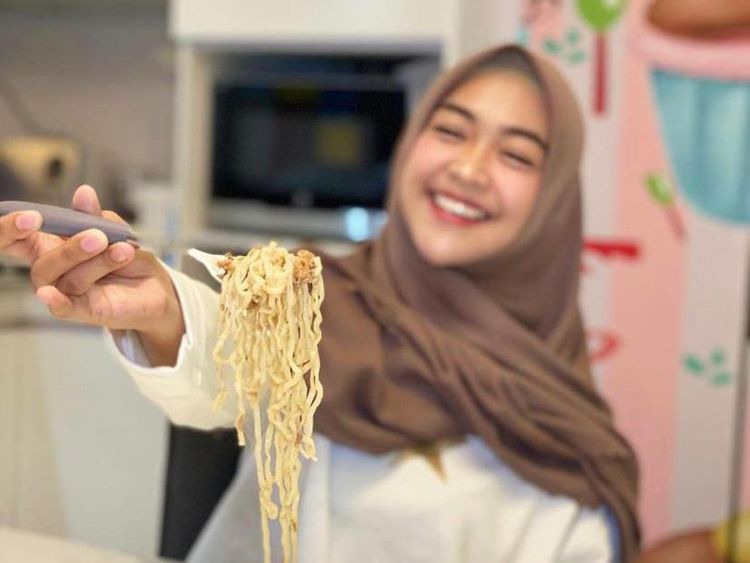 Mantul! Ria Ricis Paling Doyan Makan Ayam Goreng dan Mie Instan