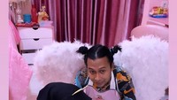 Masak menggunakan rice cooker, begini ekspresi wajah Ricis yang serius sekaligus kepo saat melihat hasil masakannya. Foto: Instagram Ria Ricis