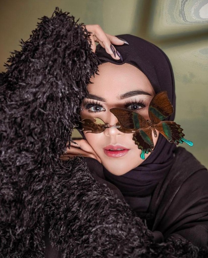Mantul! Ria Ricis Paling Doyan Makan Ayam Goreng dan Mie Instan