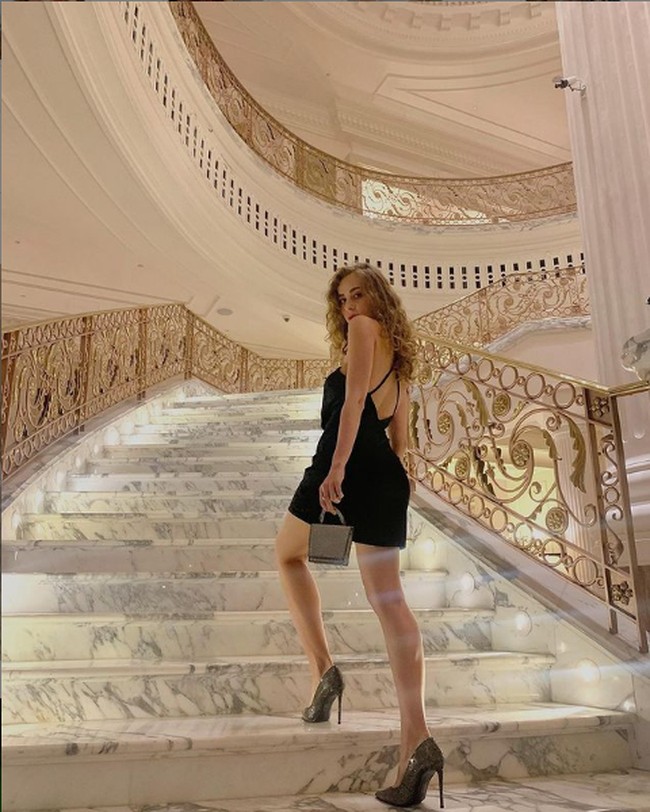 Aktivitas tersebut memicu kritik karena beredar foto serta video yang memperlihatkan mereka pose tanpa busana di balkon gedung apartemen. Foto: Instagram/@fmaryankaaa