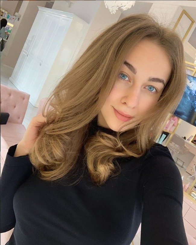 Pada Sabtu (3/4/2021), sekitar 40 model melakukan pemotretan di apartemen kawasan eksklusif Dubai Marina, Dubai, Uni Emirat Arab. Foto: Instagram/@fmaryankaaa