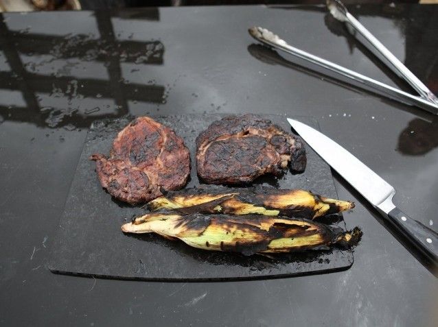 Anti Mainstream! 5 Orang Ini Masak Daging dan Telur di Lava Gunung Berapi