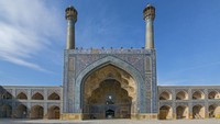 Masjed-e Jameh, Iran merupakan bangunan Islam pertama yang mengadaptasi tampilan Istana Sassaid. Masjid ini juga merupakan salah satu Situs Warisan Dunia UNESCO. (Getty Images/iStockphoto/guenterguni)