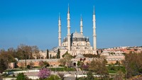 Selimiye Mosque di Turki didirikan pada tahun 1568 di bawah kepemimpinan Sultan Selim II. Masjid ini memiliki dua lantau, empat menara setinggi 84 meter, 384 jendela dan kubah raksasa berdiamter 31 meter. (iStock)