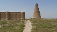 Berdesain unik, Great Mosque of Samarra di Irak terbuat dari batu bata yang telah melalui proses pembakaran. Masjid ini juga memiliki Menara Malwiya berbentuk spiral setinggi 52 meter. (iStock)