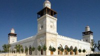 King Hussein bin Talal Mosque merupakan masjid terbesar di Amman, Yordania. Kecantikan arsitekturnya berupa minaret yang indah. Dindingnya juga memakai batu terbaik di Yordania. (iStockphoto/mtcurado)